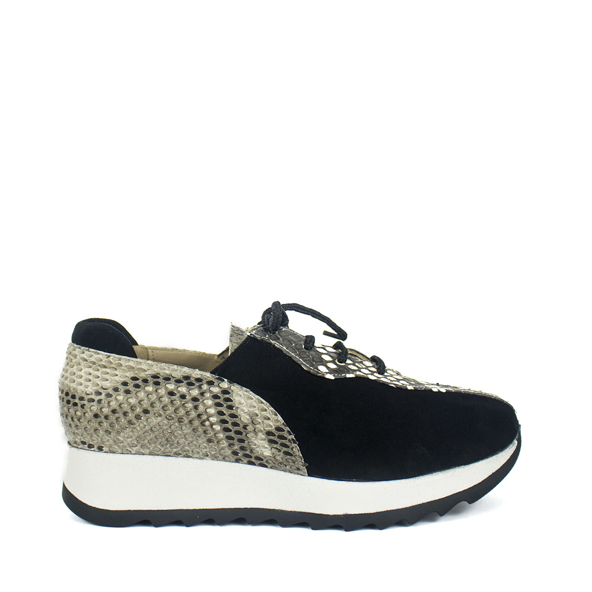 sneakers de diseño negras en ante y piel de piton con plataforma