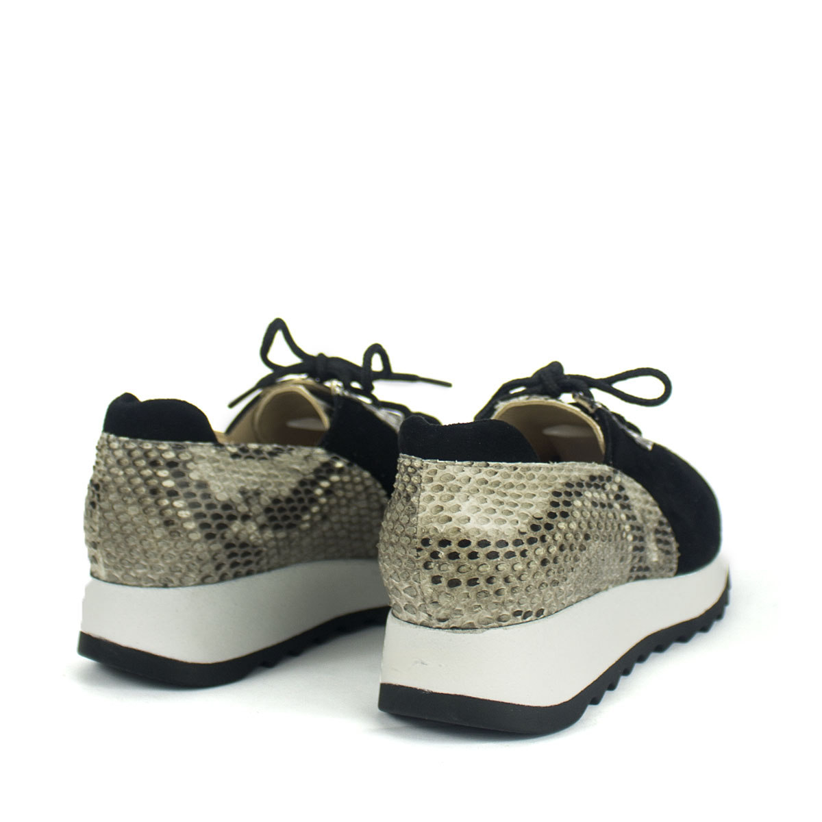 sneakers de lujo hechas a mano en piel de piton y ante con plataforma blanca