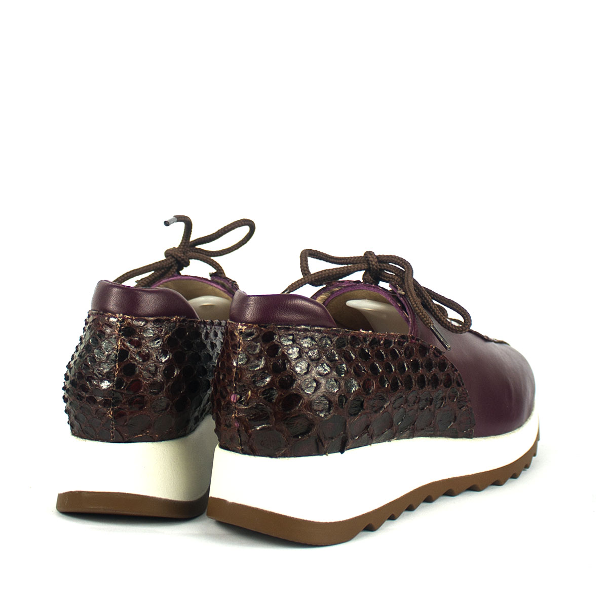 deportivas de mujer en piel de piton color burdeos y plataforma blanca