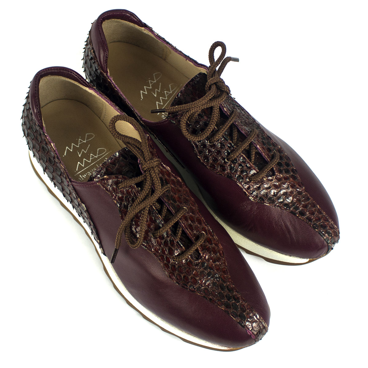 sneakers color burdeos de lujo hechas a mano en piel de piton ccon plataforma