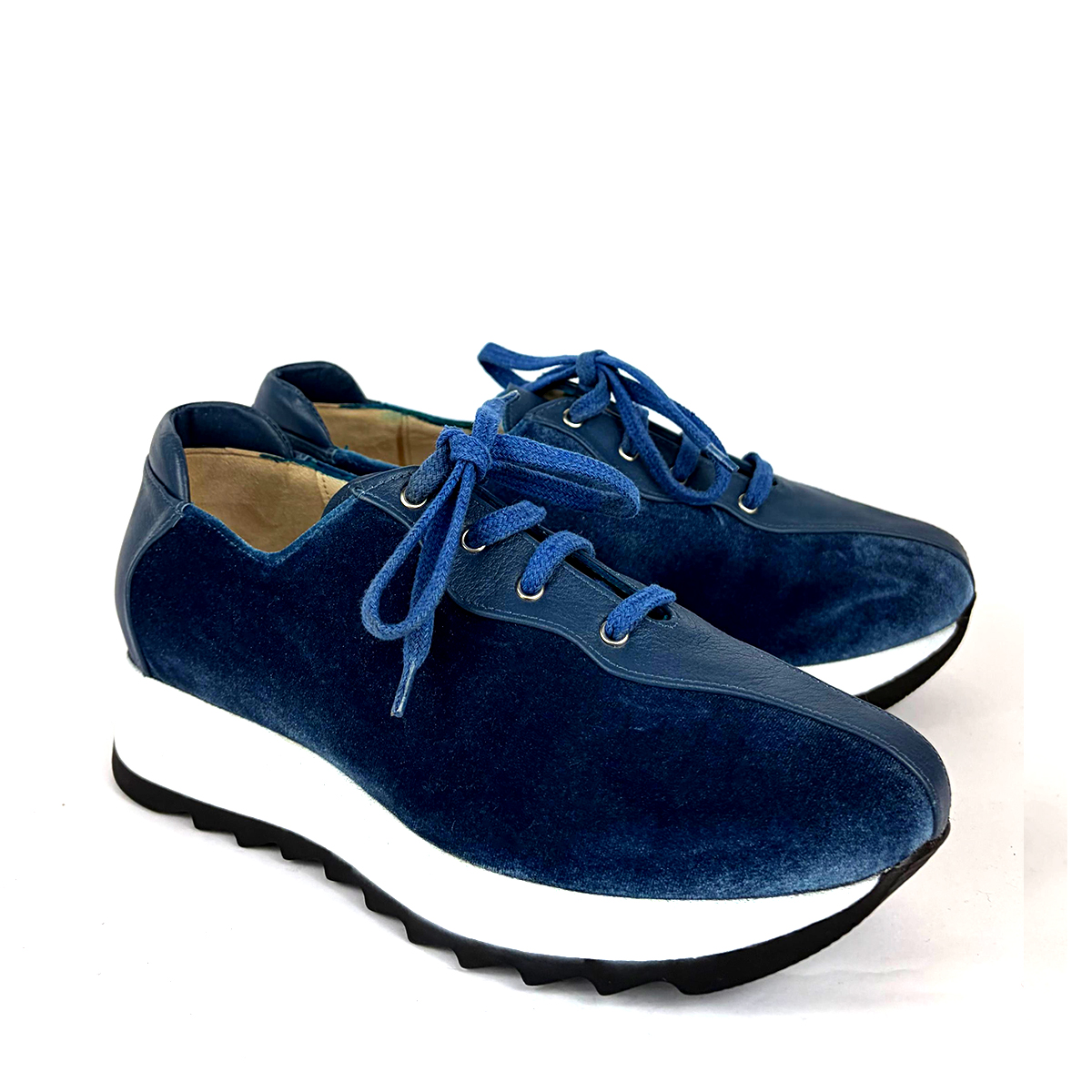 deportivas azules de terciopelo y piel con plataforma