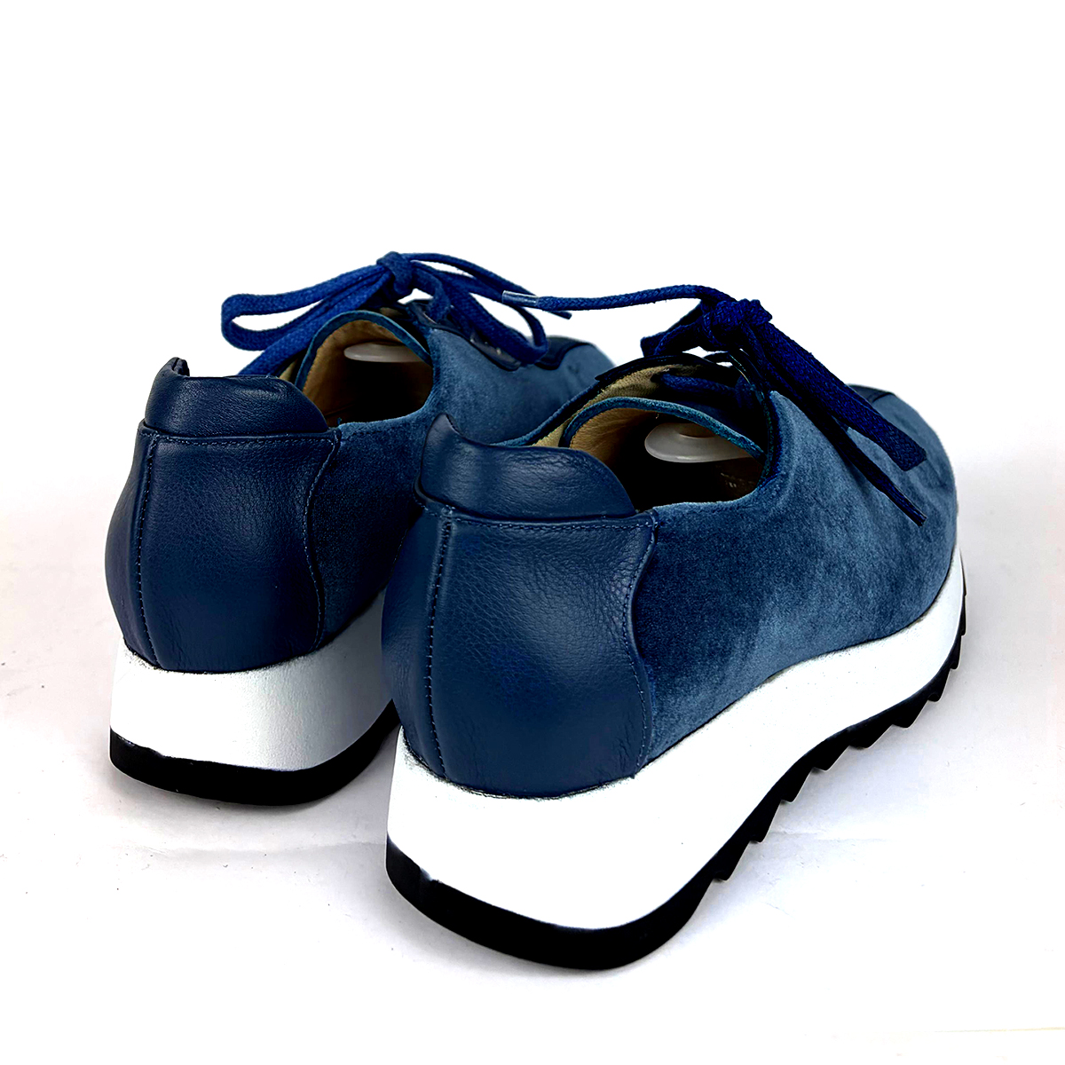 deportivas artesanales azules de diseño en piel y terciopelo con plataforma blanca