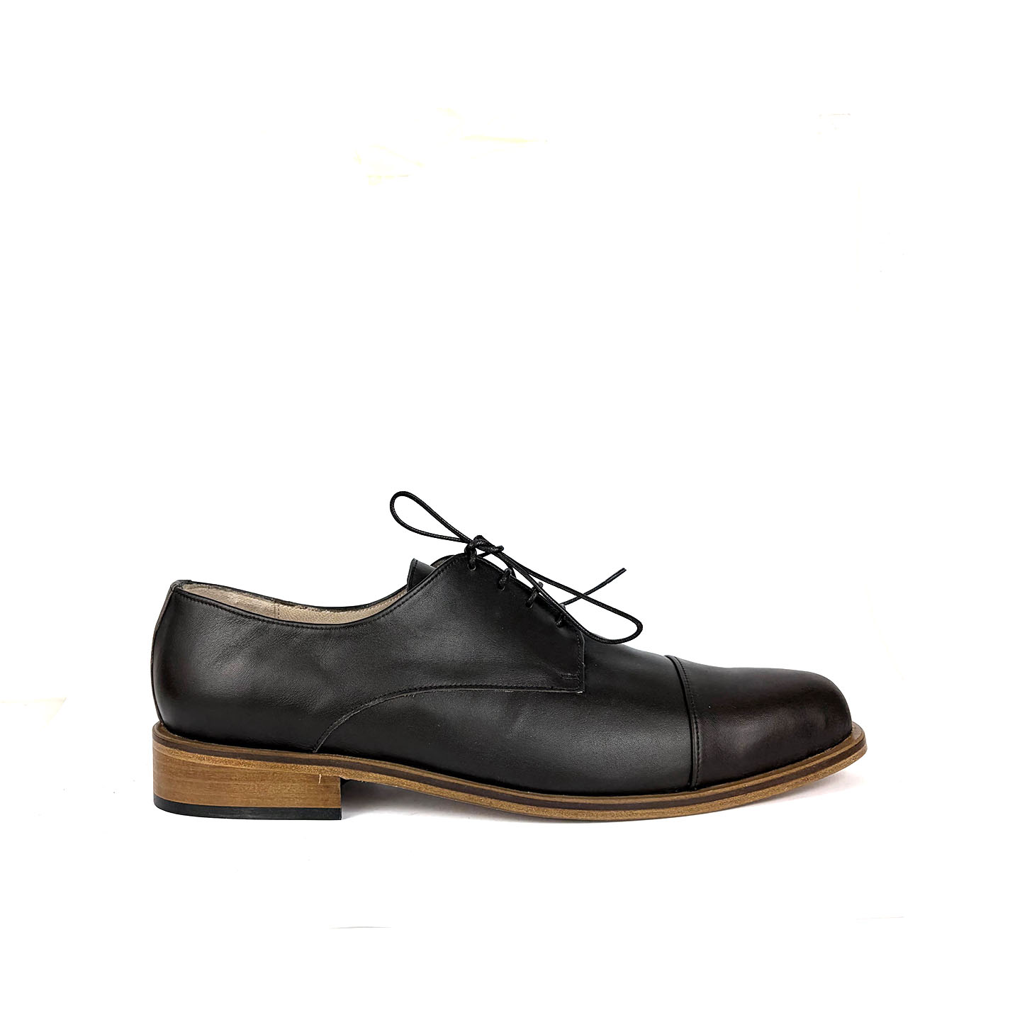 zapatos de caballero derby hechos a mano en piel con puntera cap toe